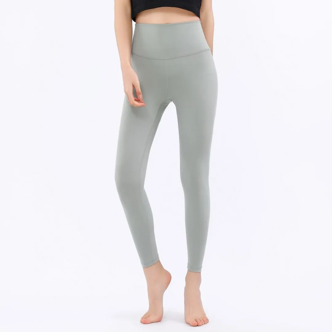 Model photo provided by Lululemon Lulu Yoga Pants Nude Seamless High-Waist Tight Fitness Quick-drying Women's Butt Lift Pants Design Concept~ Create a skin-friendly naked feeling, the special fabric is light and smooth, allowing you to focus on your practice. We have added a pocket design to this model to store small items! Fabric + Features The fabric is light and smooth, with four-sided stretch. Fabric ~ 25 spandex + 75 nylon (the same fabric as Lu Lu) is comfortable and stretchable and not easy to deform. Technology ~ Four needles and six threads are powerful (the same technology as Lu Lu). Technology ~ Italian elastic high silk thread (full elasticity, fit and slimming). High waist design, the waist is flat and fit, reducing tightness! Perfect for wrapping fat! Show your body shape better! Size S M L XL Color Purple Gray Black Bean Green Coffee Brown Rhino Gray